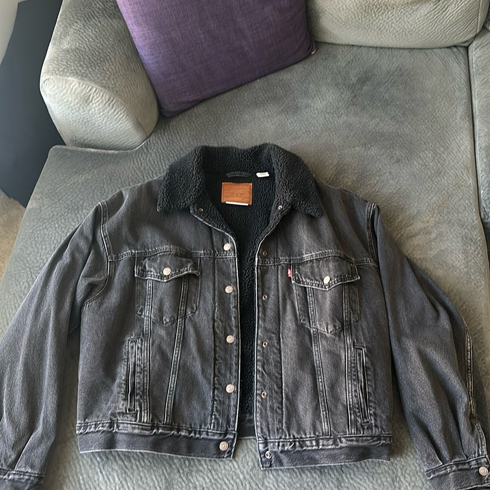 Worn once. Levi’s 90’s Sherpa Trucker Jacket Oversized Women’s XL